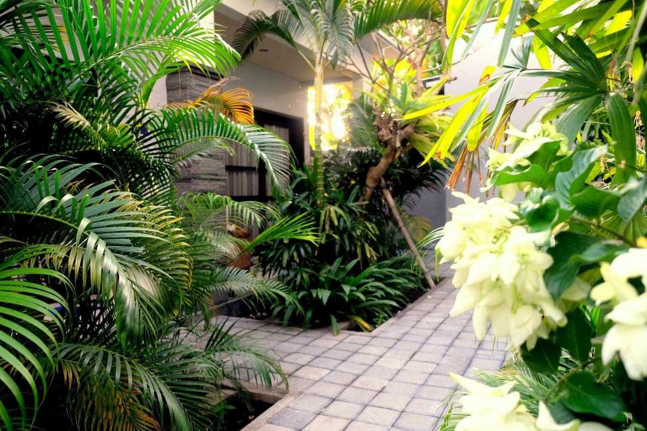 The New Moon Seminyak Hotell Exteriör bild